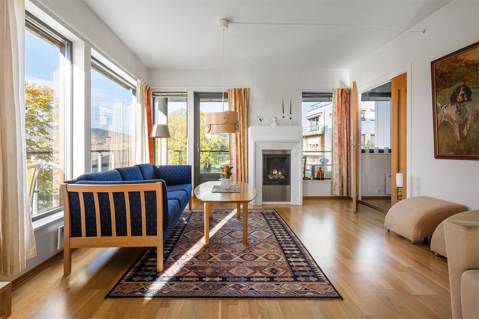 Hyggelig stue med store vindusflater og rikelig med naturlig lys