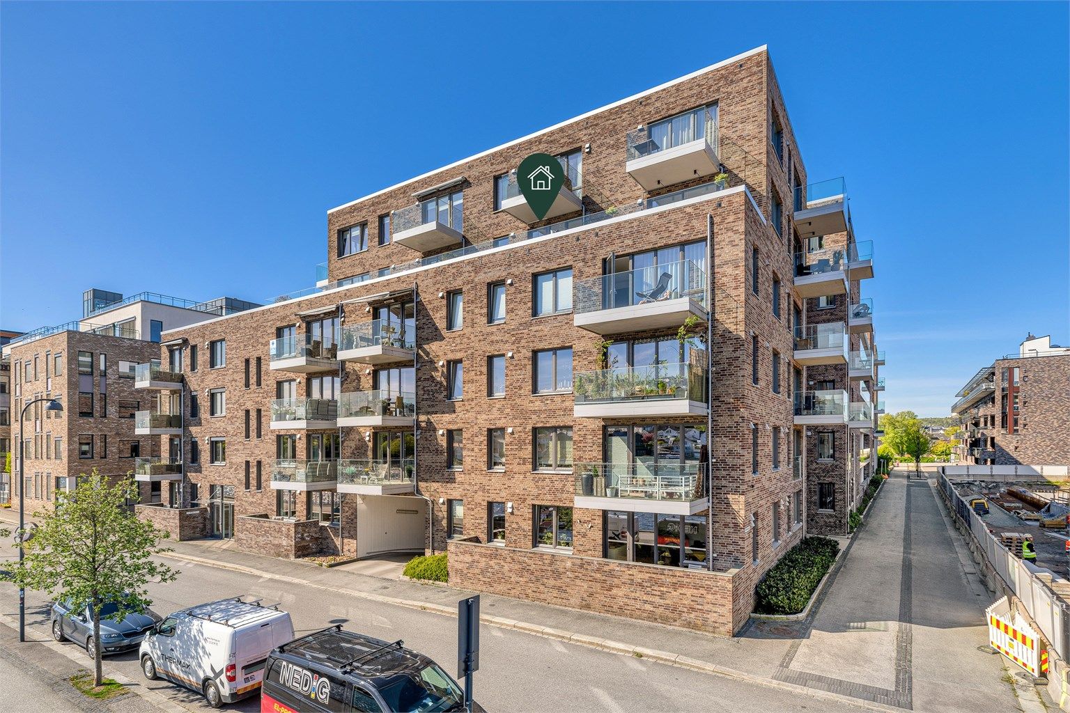 Leiligheten ligger i 5.etasje og har sentral beliggenhet på Tangen. 