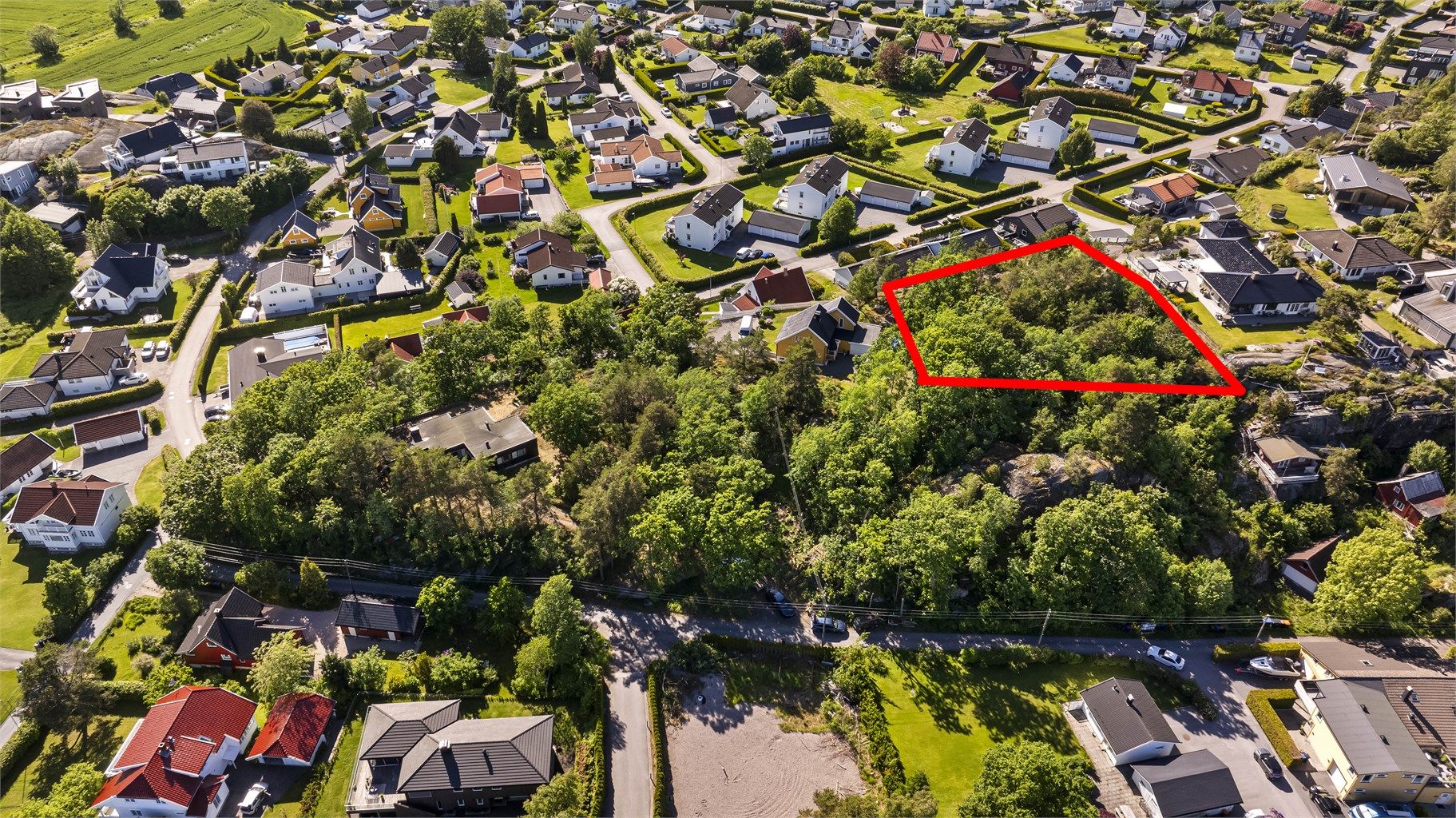 Tomten fremstår som kupert med et platå på toppen, fin kombinasjon av naturtomt og fjellknauser - Markert tomtegrense er kun en illustrasjon, og ikke nøyaktige tomtegrenser 