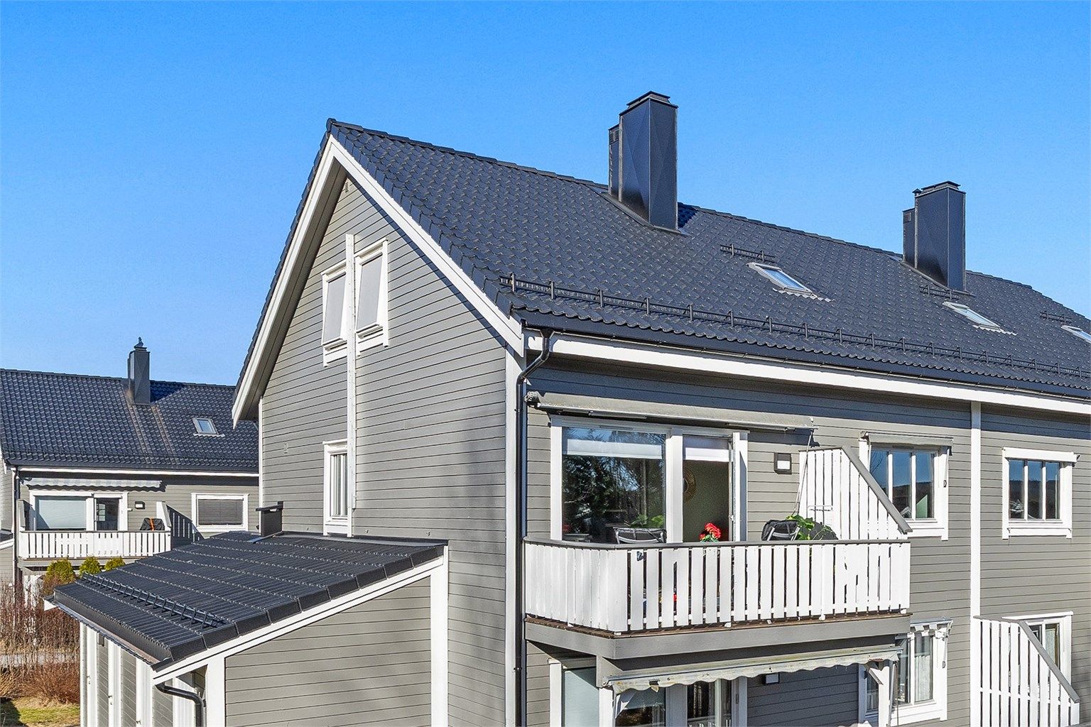 En velholdt eierleilighet som strekker seg over de to øverste etasjene og har en praktisk planløsning.
