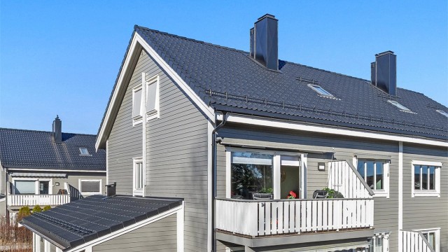 En velholdt eierleilighet som strekker seg over de to øverste etasjene og har en praktisk planløsning.