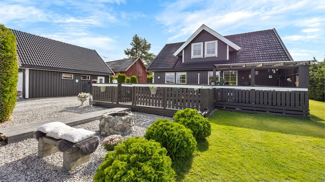 Hagen byr på flere hyggelige soner og god plass for lek.