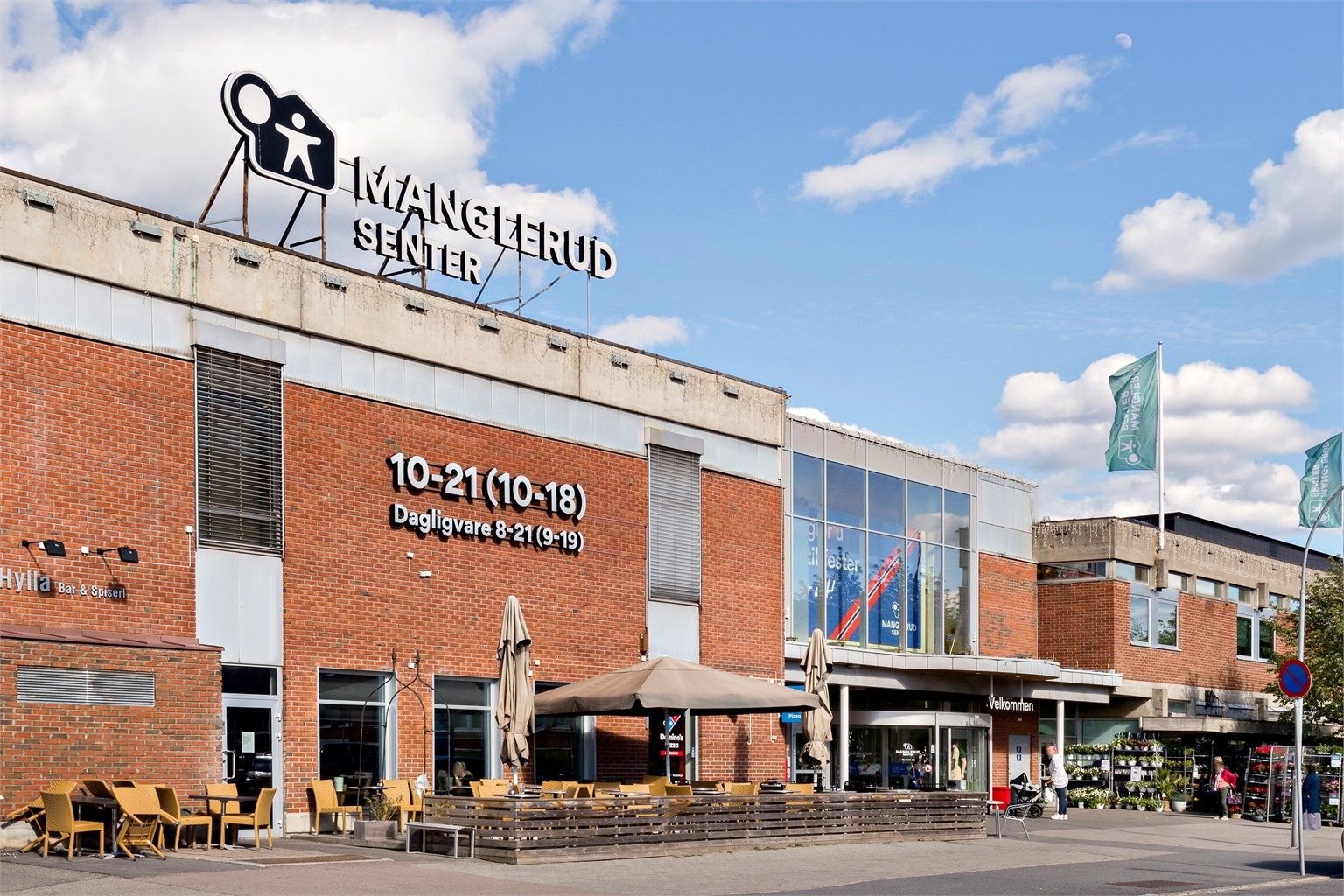 Manglerud Senter ligger i gangavstand, med et bredt utvalg av butikker og servicetilbud.