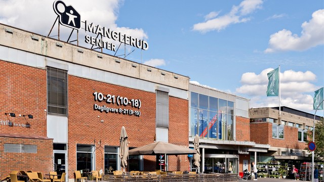 Manglerud Senter ligger i gangavstand, med et bredt utvalg av butikker og servicetilbud.