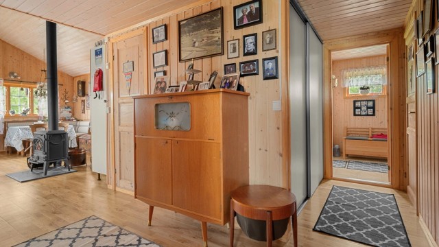 Fra gangen er det enkel adkomst videre til hyttas oppholdsrom, soverom og øvrige fasiliteter.