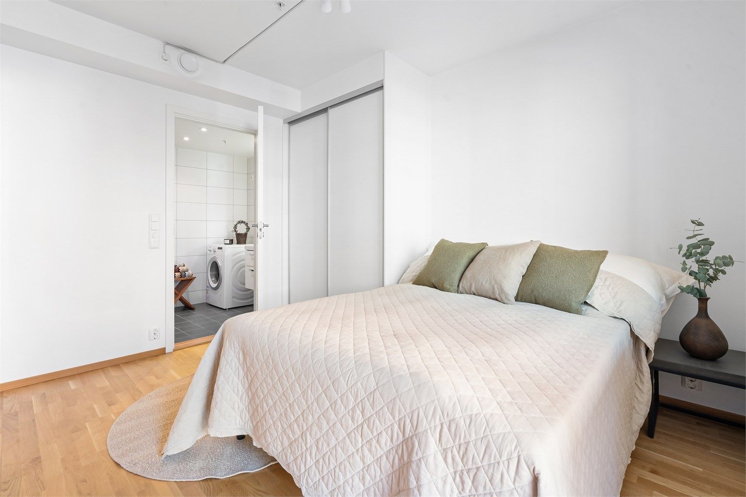 Soverommet har god plass til dobbeltseng og garderobeløsning.