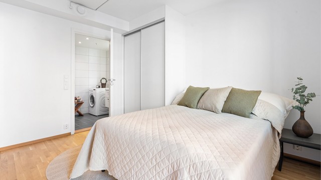 Soverommet har god plass til dobbeltseng og garderobeløsning.