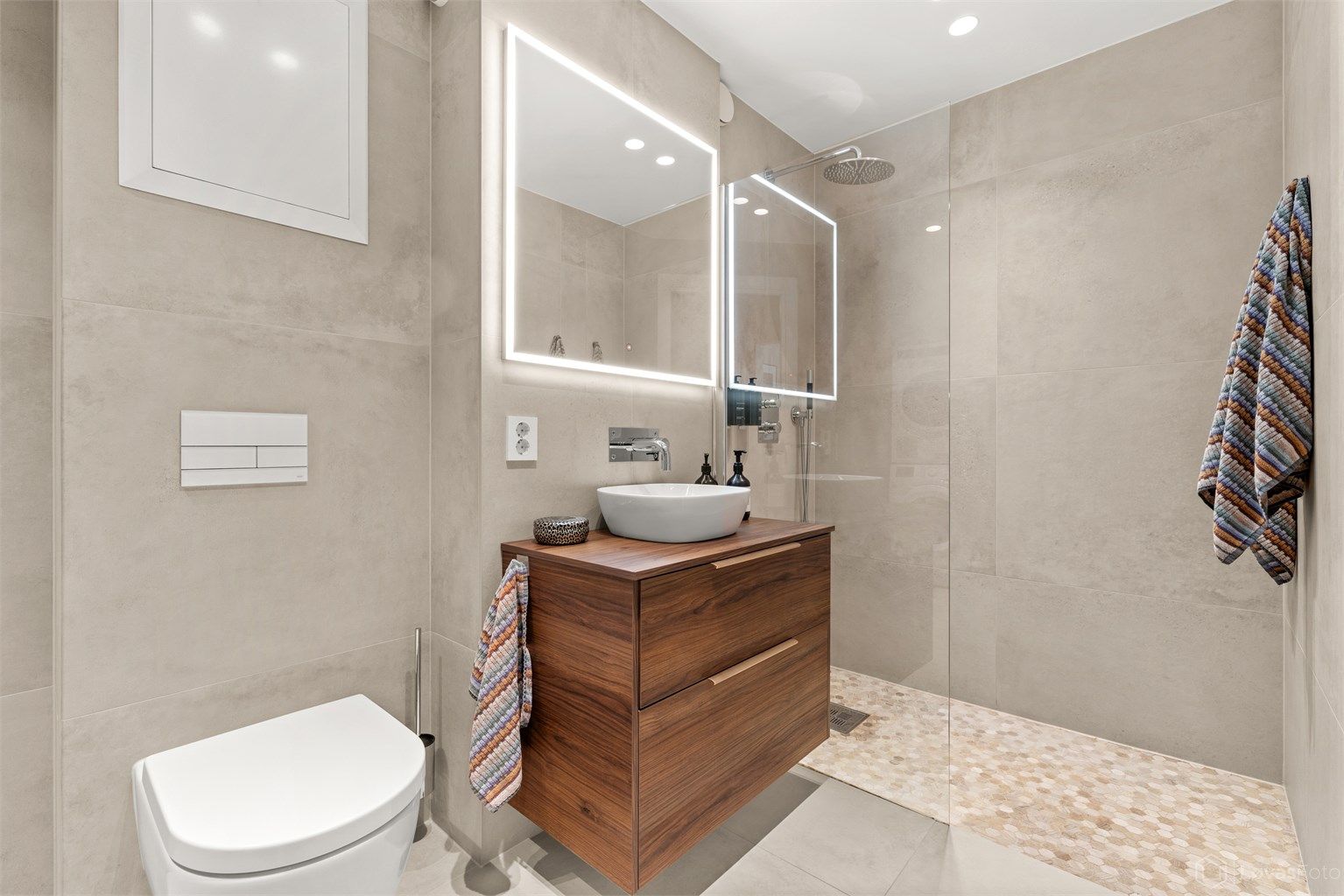 Lekkert flislagt bad som ble pusset opp i 2023. Varmekabler i gulvet og downlights i himling