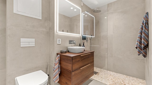 Lekkert flislagt bad som ble pusset opp i 2023. Varmekabler i gulvet og downlights i himling