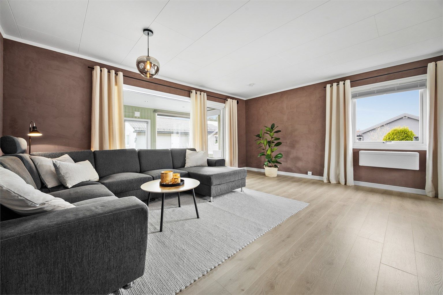 Godt med vinduer i stue som gir rommet rikelig med dagslys