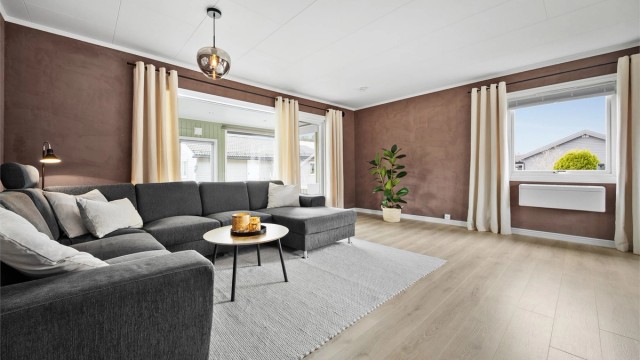 Godt med vinduer i stue som gir rommet rikelig med dagslys