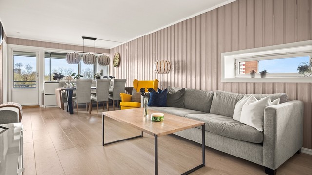 Stuen er romslig og har god plass til både sofagruppe og spisebord.