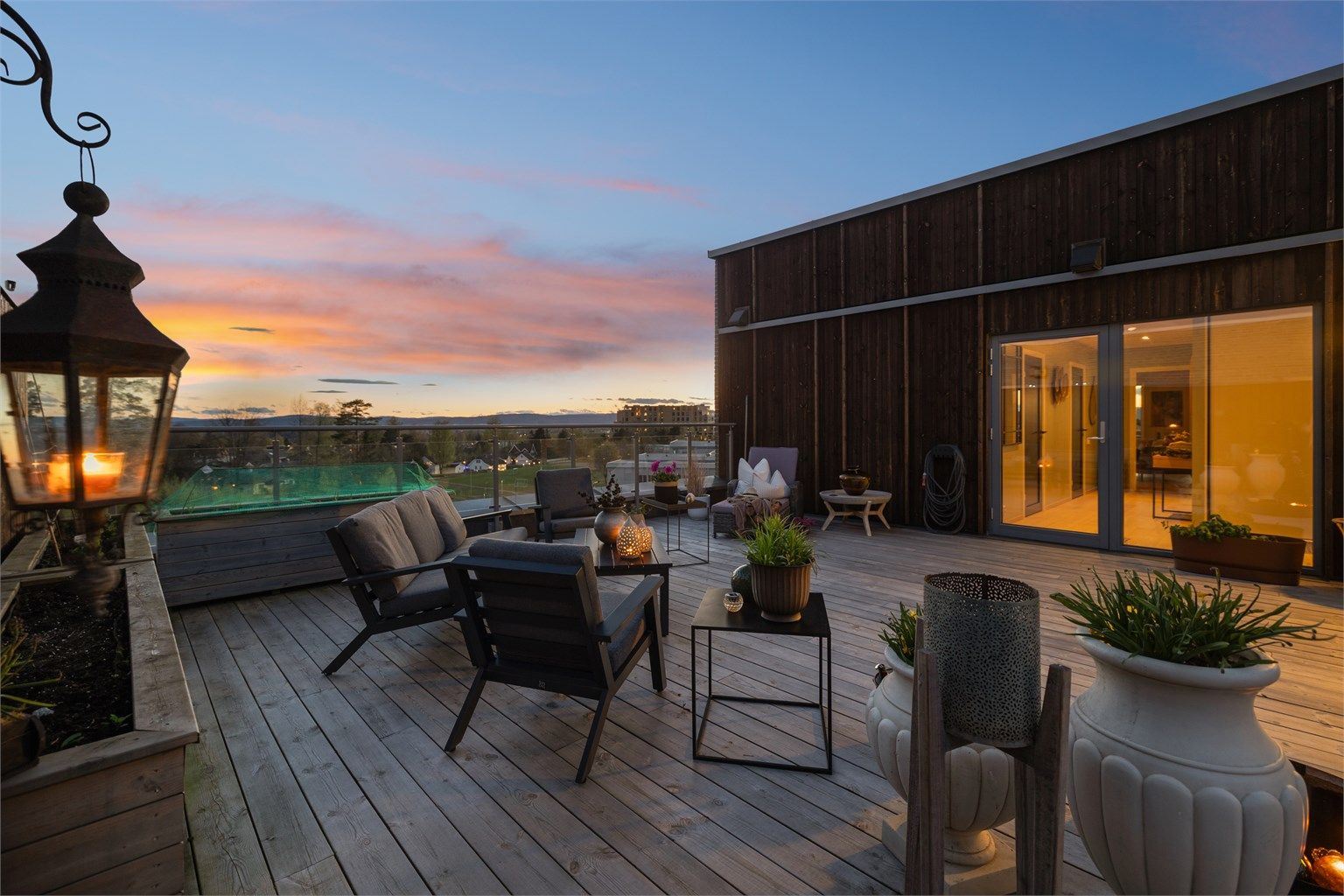 Unik og lekker toppleilighet med høy standard, enorm takterrasse, balkong, 2 garasjeplasser, store vinduer og gulvvarme