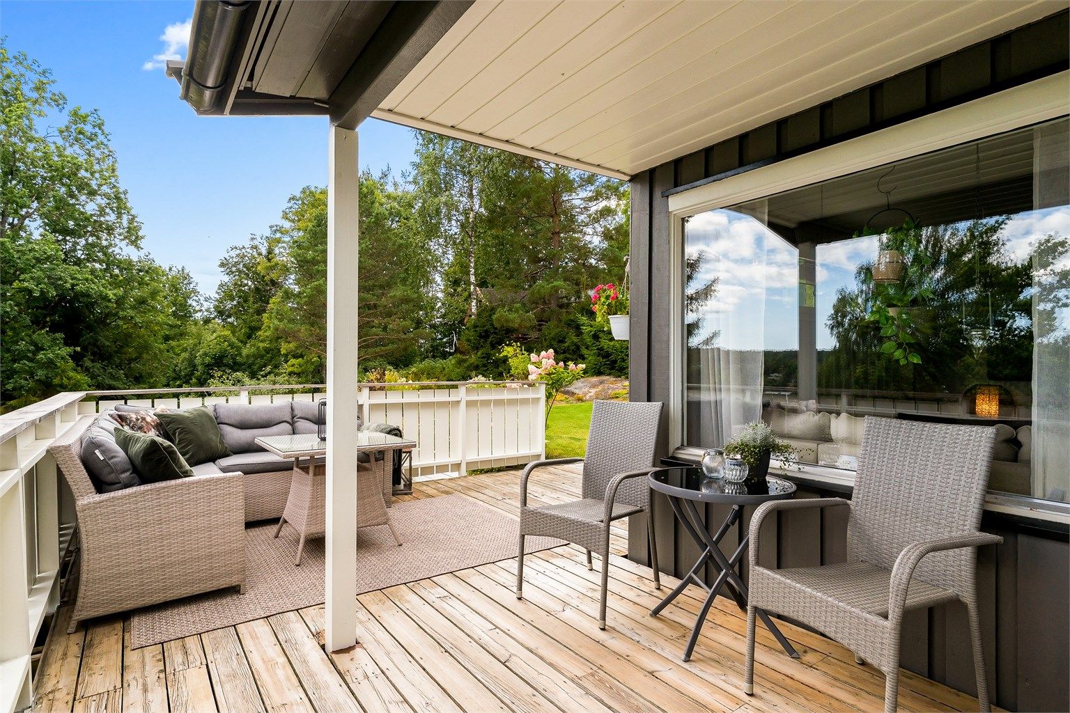 Overbygget del av terrassen gir en lun uteplass med utgang fra stuen.
