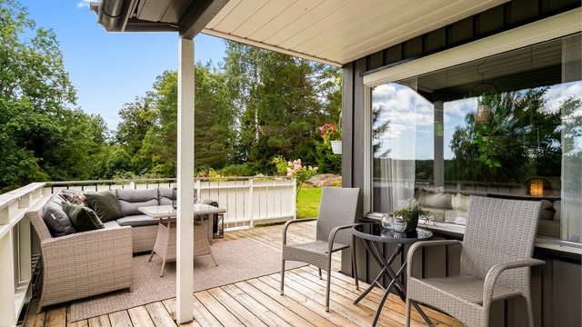 Overbygget del av terrassen gir en lun uteplass med utgang fra stuen.