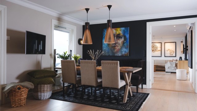 Gjennomgående en-stavs eikeparkett binder spisestuen og stuen elegant sammen