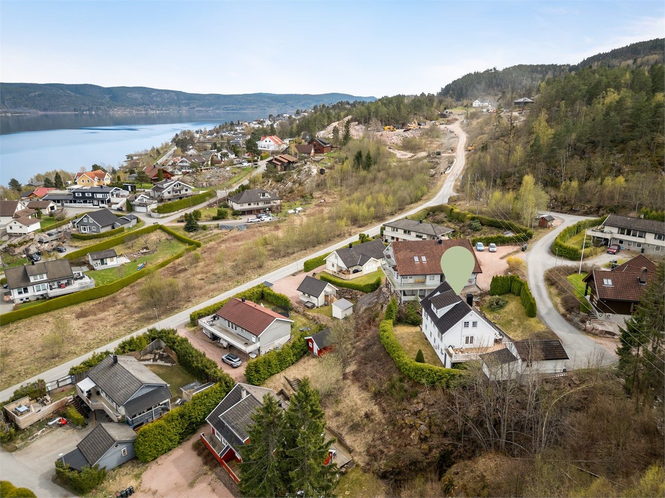 Ca. 20 min kjøring til Drammen sentrum med sentrumsfasiliteter, flere servicetilbud og togstasjon.