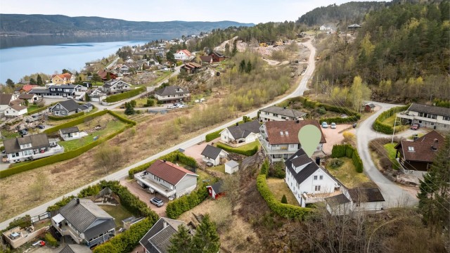 Ca. 20 min kjøring til Drammen sentrum med sentrumsfasiliteter, flere servicetilbud og togstasjon.