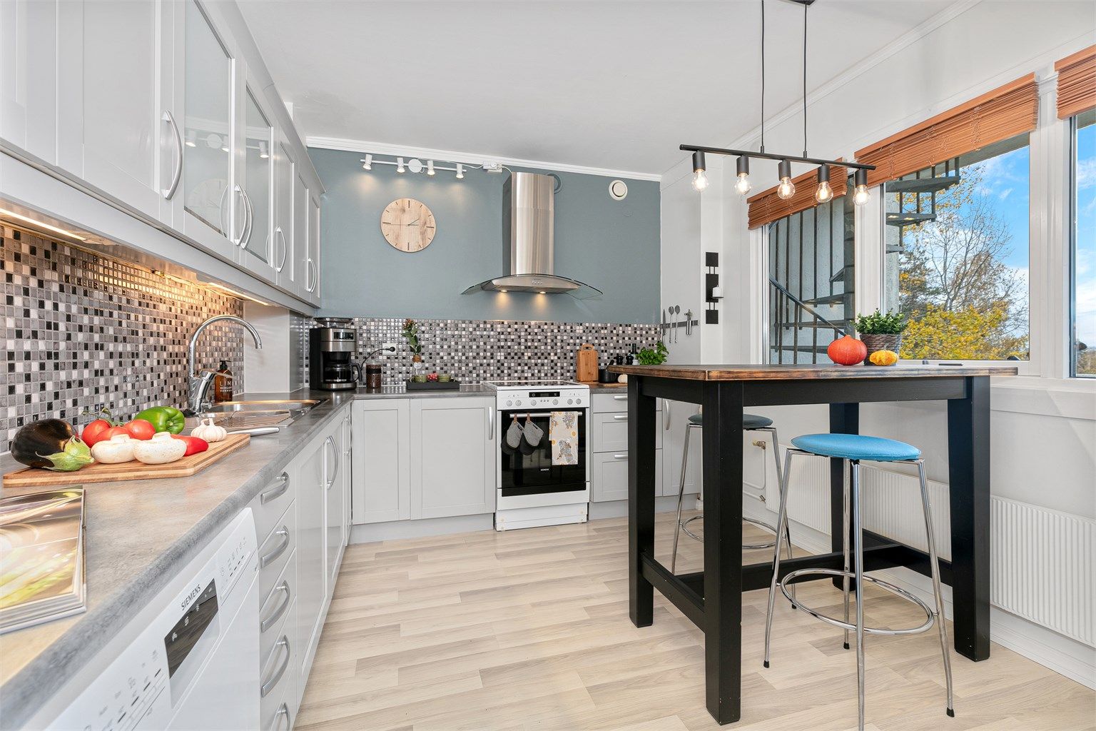 Videre har vi kjøkkenet som er innredet med profilerte fronter og benkeplate av laminat.