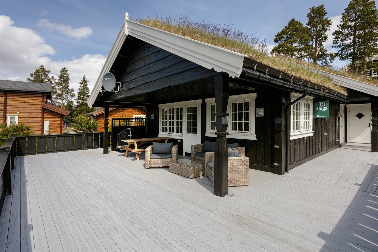 Stor terrasse som dels er overbygd på ca. 77 kvm