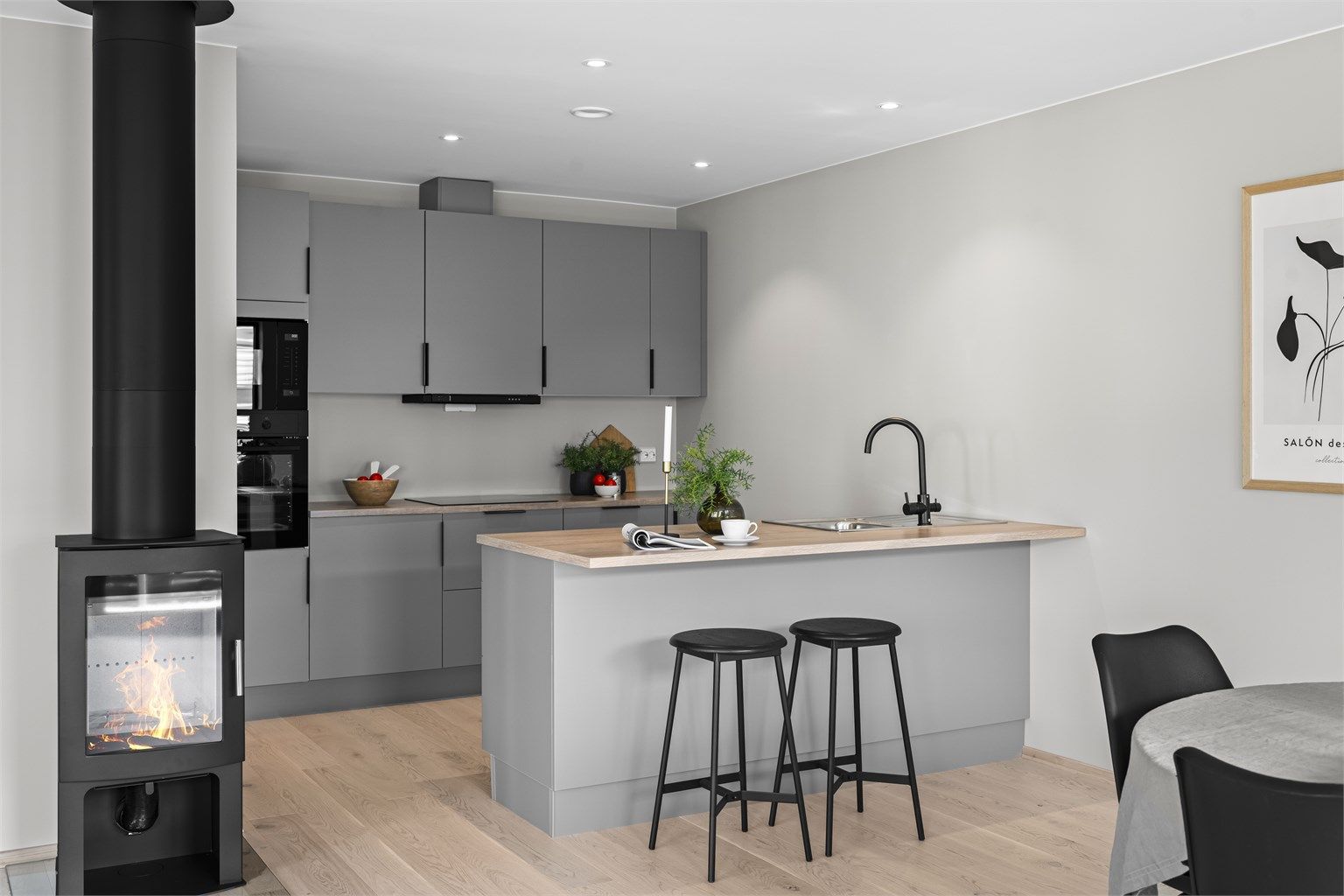 Smakfullt HTH kjøkken med integrerte hvitevarer (oppvaskmaskin, mikro, stekeovn, kjøl/frys og platetopp)