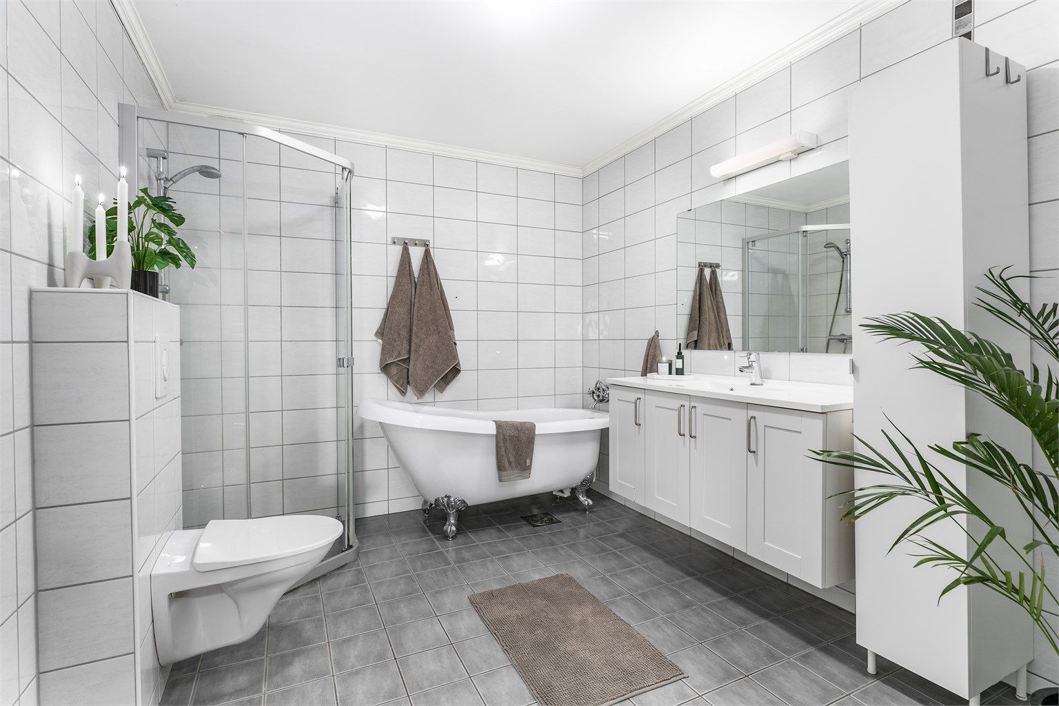 Badet er av generøs størrelse og i praksis uendret siden byggeåret. Gulv og vegger er utført med fliser, gulvet også med varmekabler.
