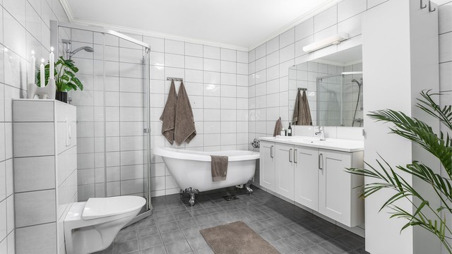 Badet er av generøs størrelse og i praksis uendret siden byggeåret. Gulv og vegger er utført med fliser, gulvet også med varmekabler.