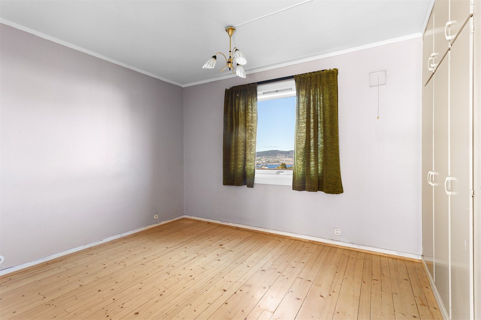 Leiligheten har to soverom, plassert i hver sin ende av leiligheten.