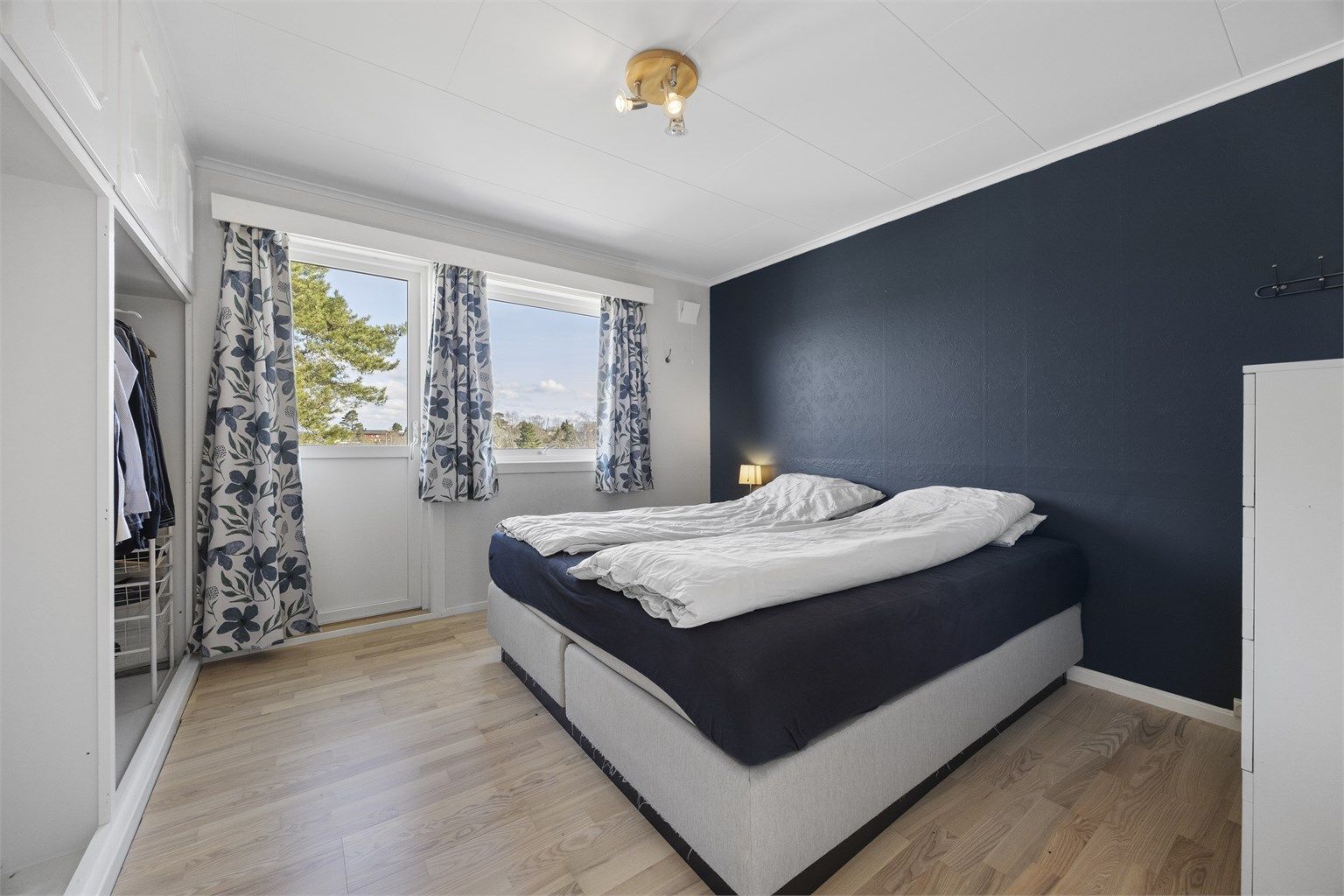 Hovedsoverommet har god plass til dobbeltseng og garderobeløsning, samt direkte utgang til en egen balkong på 6 m².