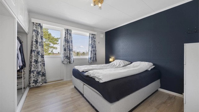 Hovedsoverommet har god plass til dobbeltseng og garderobeløsning, samt direkte utgang til en egen balkong på 6 m².