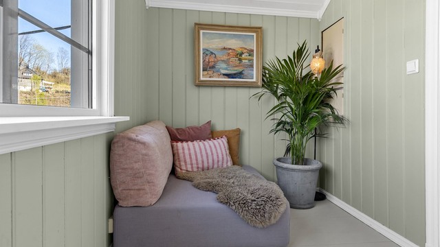 Koselig utsyn og plass til sofa eller mindre skrivebord om ønskelig.