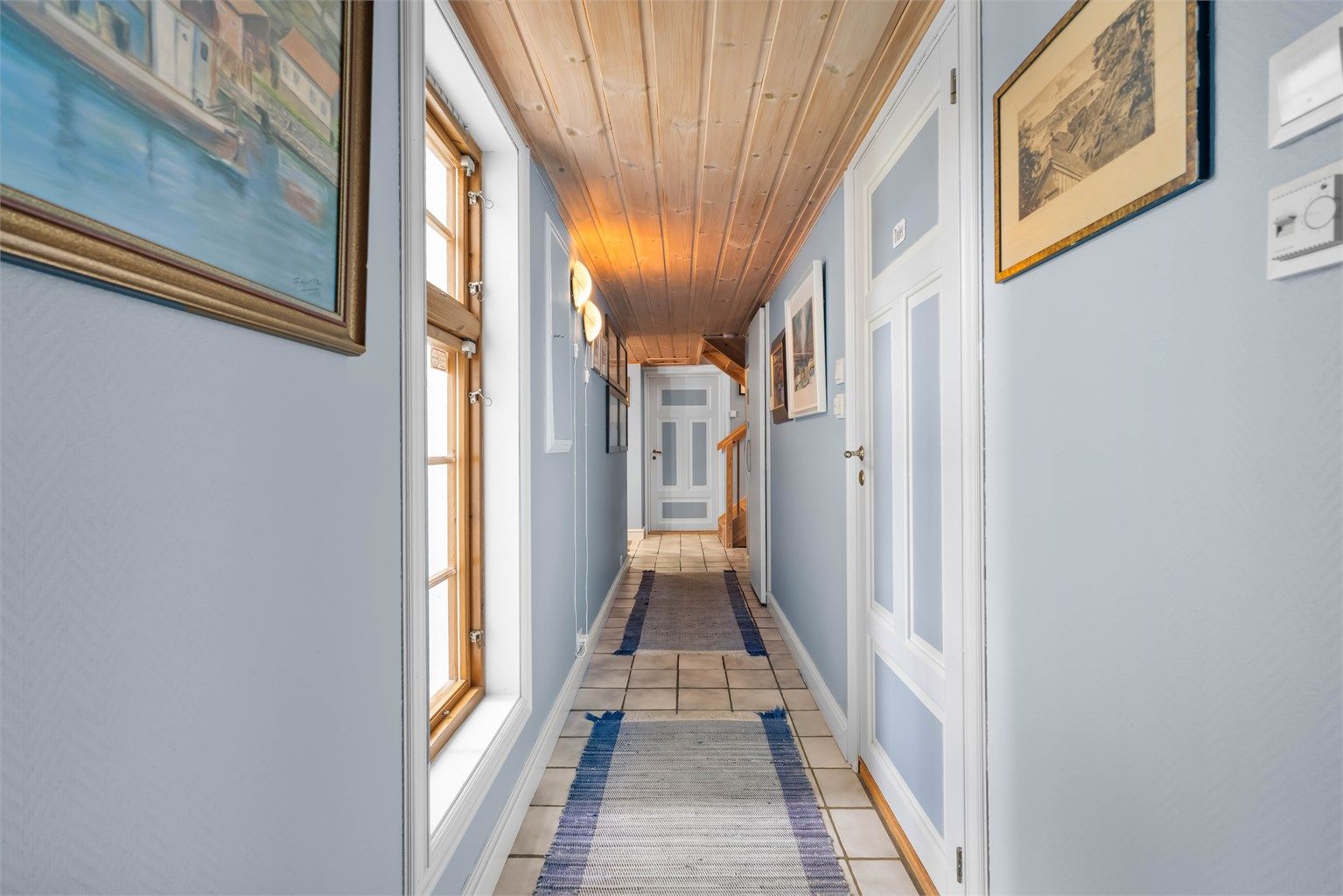 Gangen i første etasje har fliser med gulvvarme.