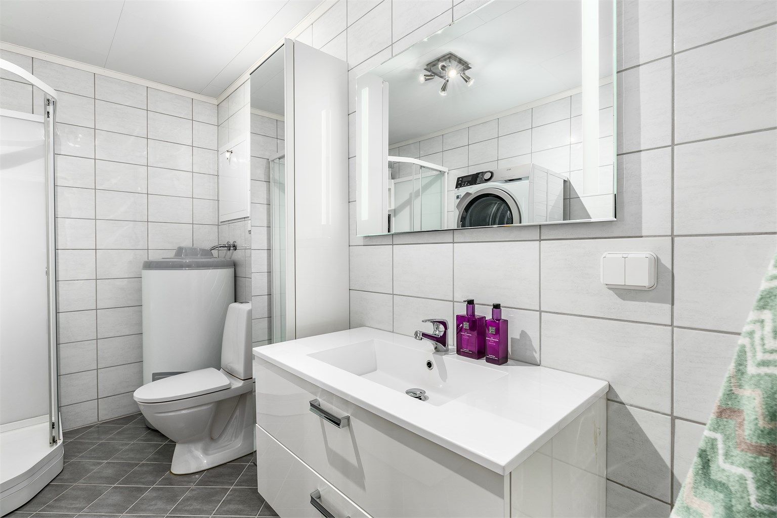 På badet er innredninger og utstyr fra byggeåret. 