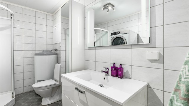 På badet er innredninger og utstyr fra byggeåret.