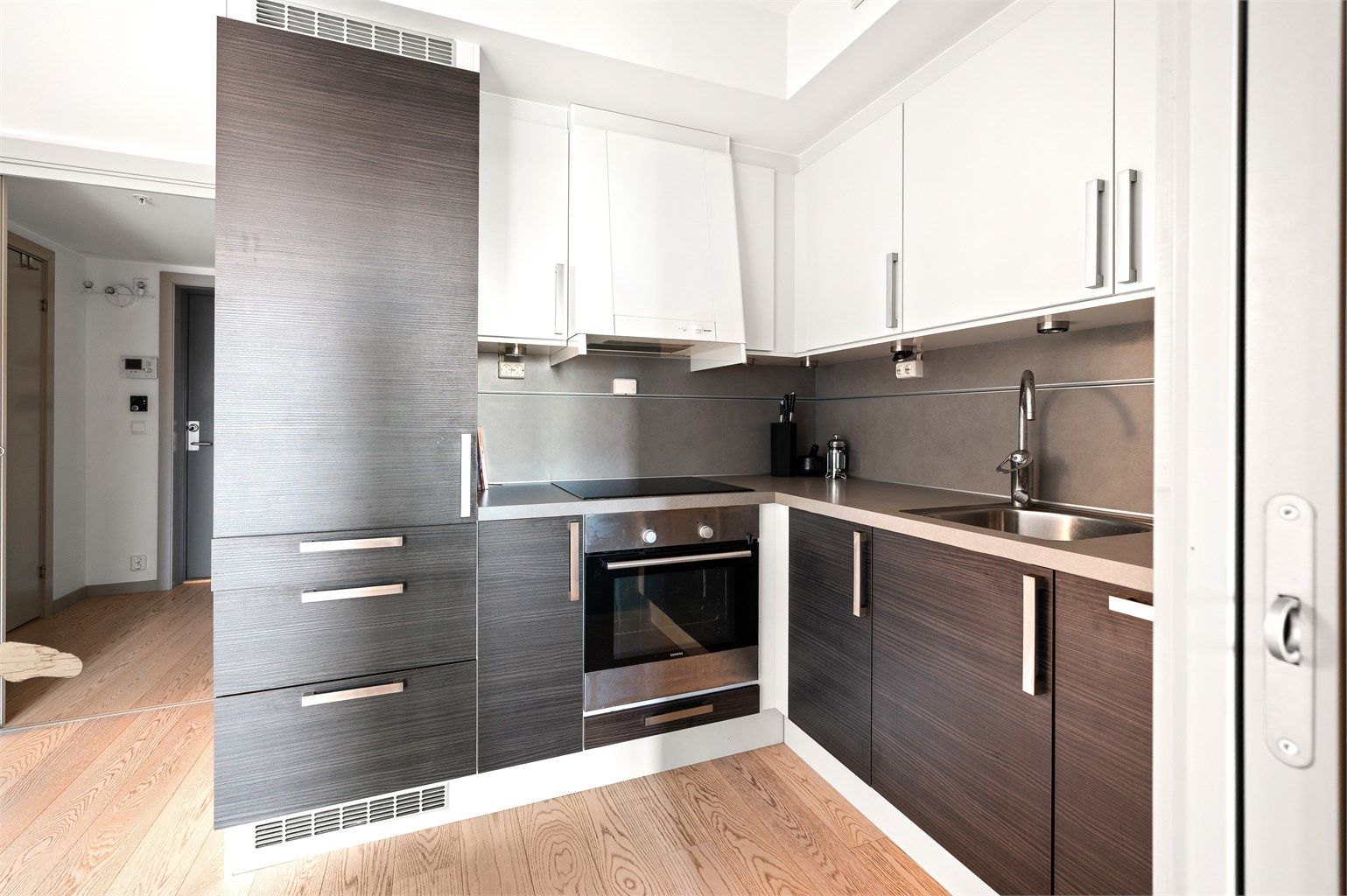 Kjøkkenet er godt utstyrt med laminat benkeplate, nedfelt vaskekum og praktisk belysning over arbeidsflatene.