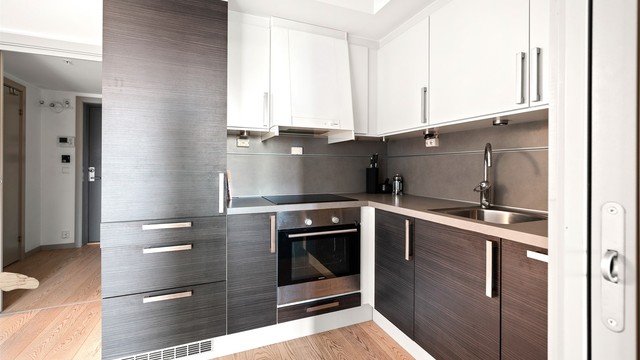 Kjøkkenet er godt utstyrt med laminat benkeplate, nedfelt vaskekum og praktisk belysning over arbeidsflatene.