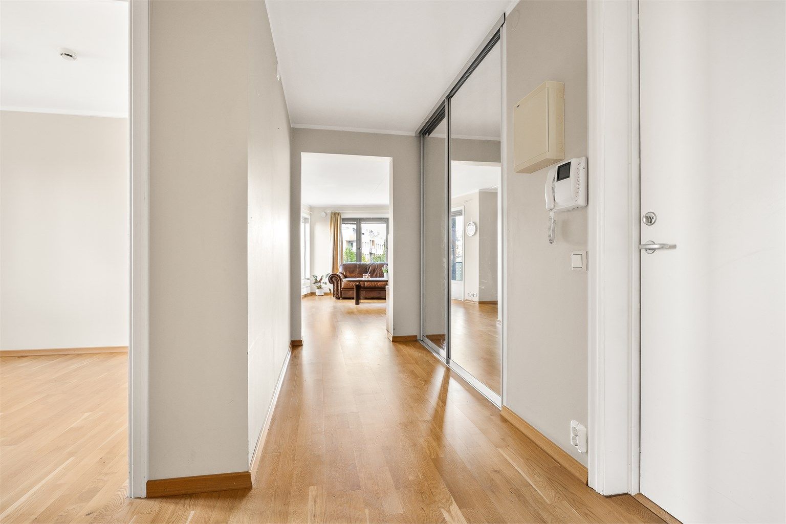 Boligen ønsker deg velkommen med en lys entre.