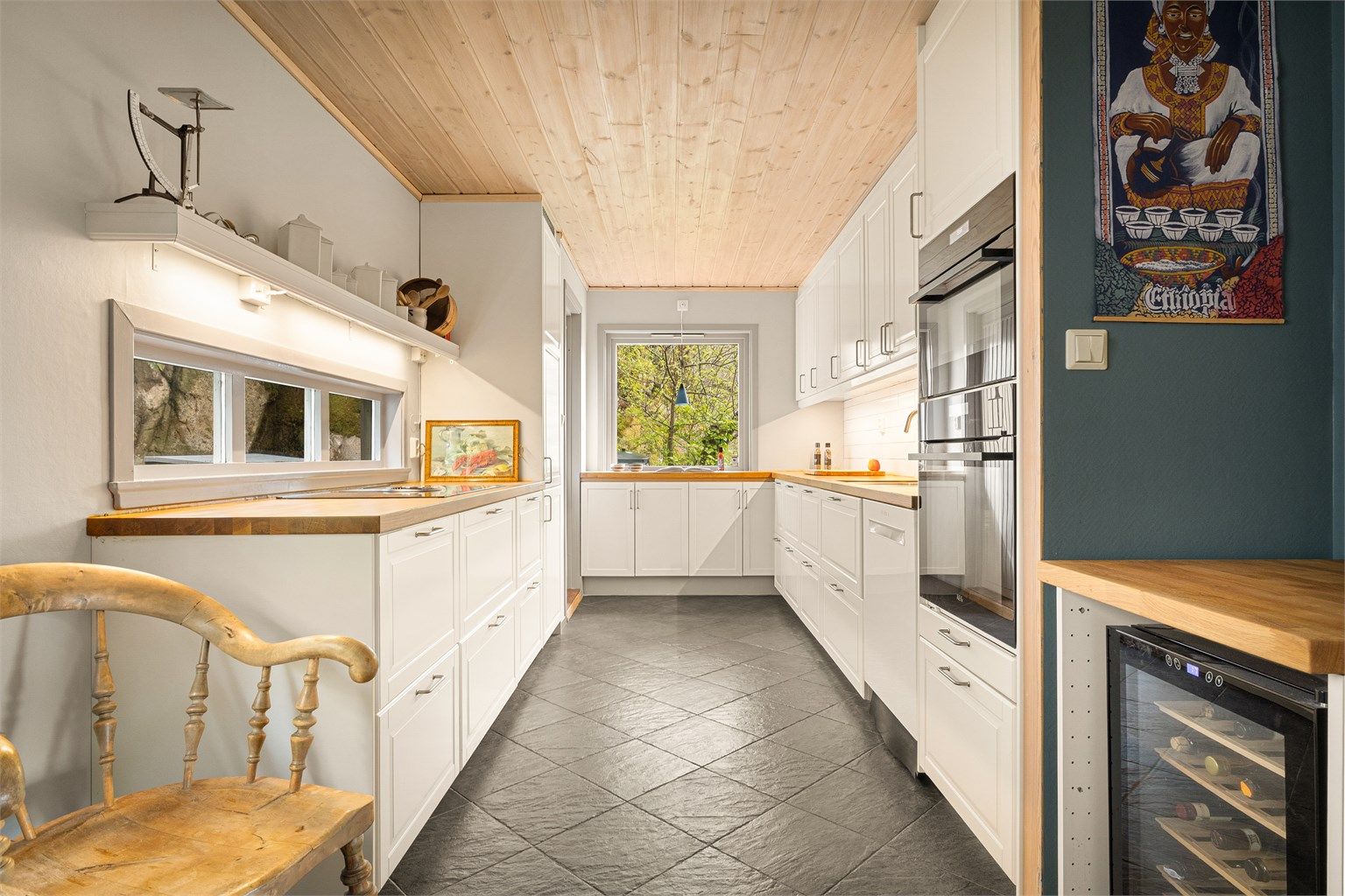Kjøkkenet er utstyrt med moderne hvitevarer, dampstekeovn og kombi stekeovn/mikrobølgeovn i arbeidshøyde.