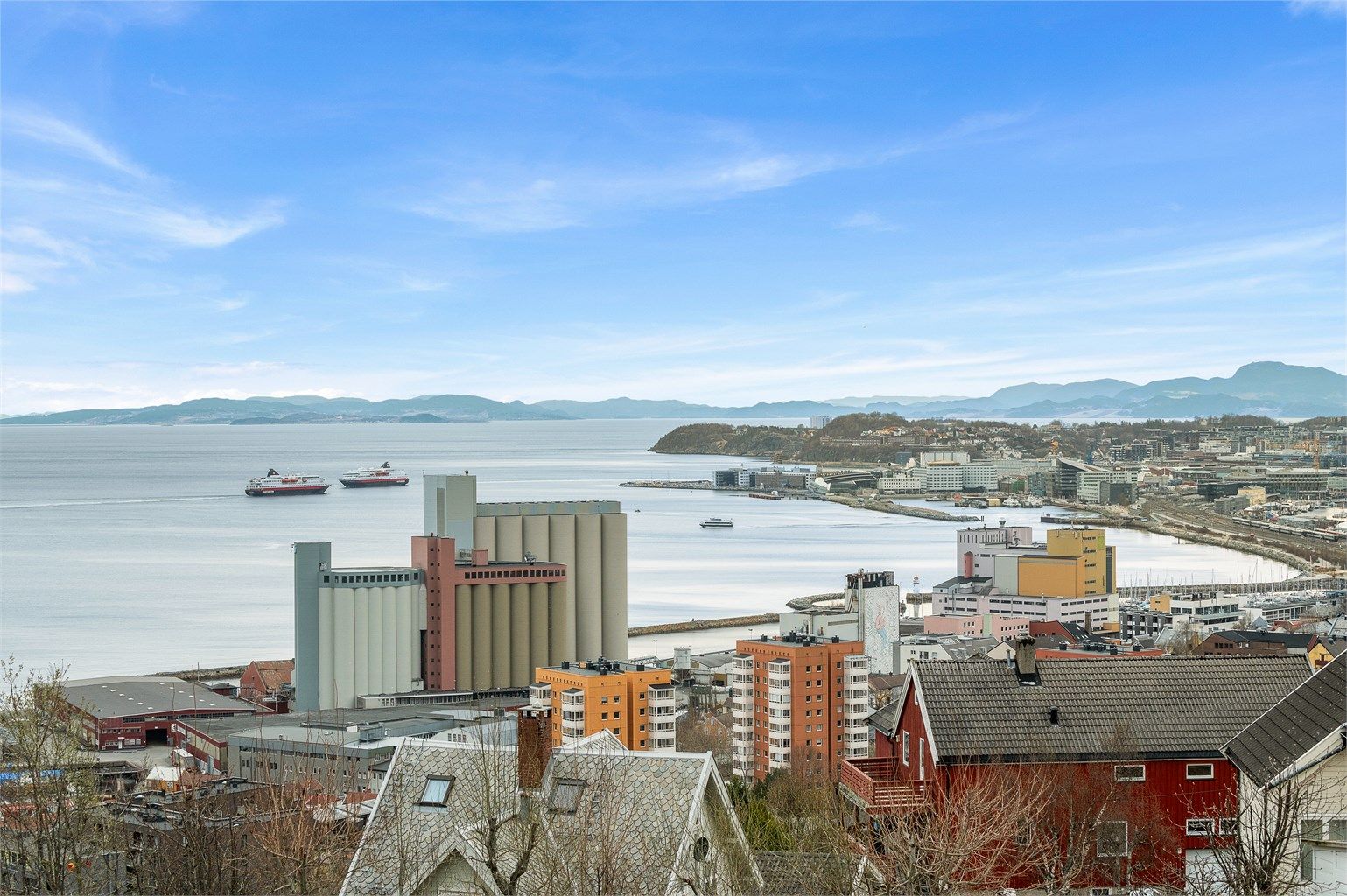 Trondheim sentrum ligger kun en kort spasertur unna, og det er også meget gode kollektivforbindelser med buss og trikk i gangavstand, som gir enkel adkomst til resten av byen.