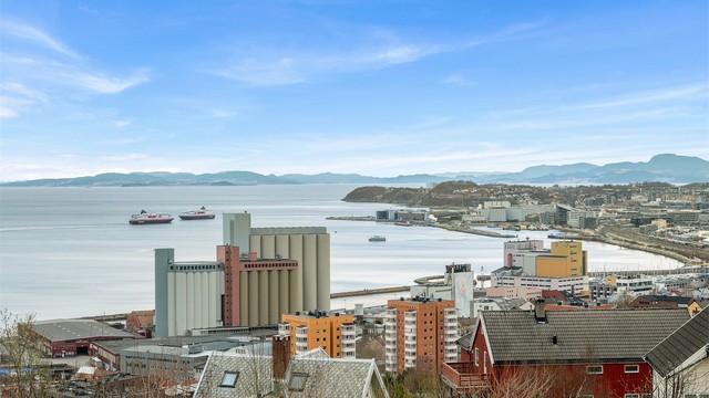 Trondheim sentrum ligger kun en kort spasertur unna, og det er også meget gode kollektivforbindelser med buss og trikk i gangavstand, som gir enkel adkomst til resten av byen.