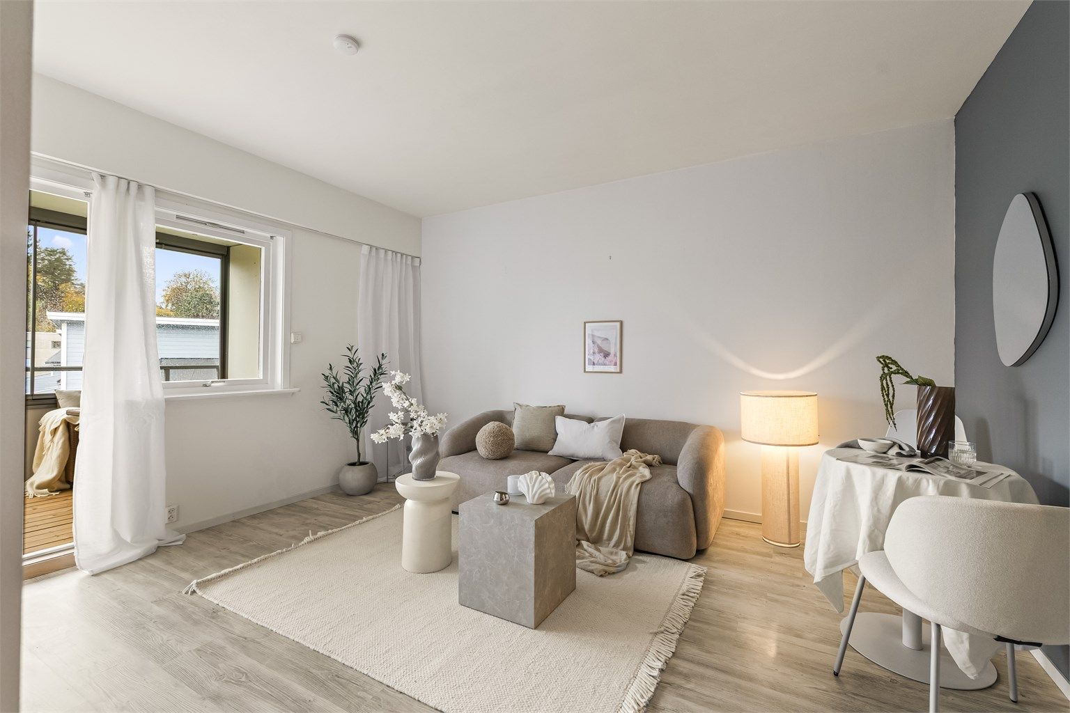 Fra stuen er det utgang til solrik balkong mot vest på ca. 10 kvm.