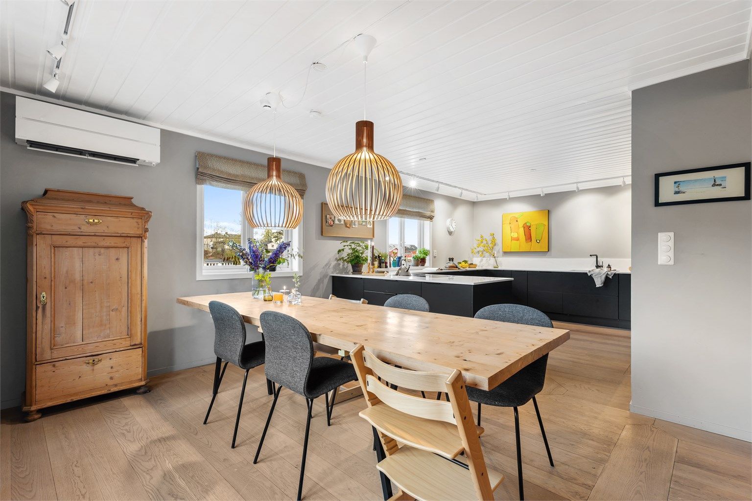 Stort og pent kjøkken med god plass til langbord. Det er åpen løsning mellom stue og spisestue, samt mellom spisestue og kjøkken, 