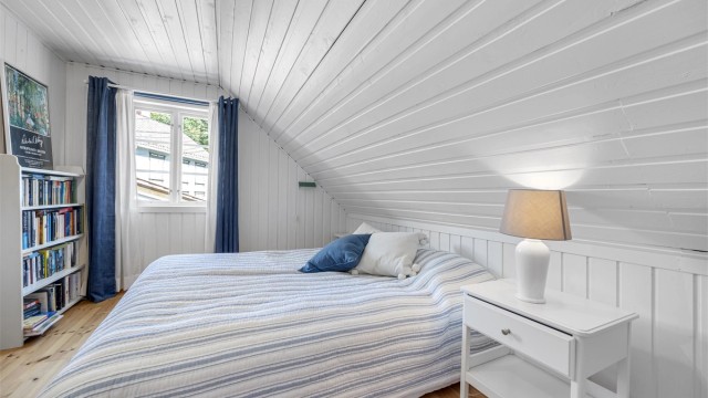 Loftsetasjen rommer tre soverom.