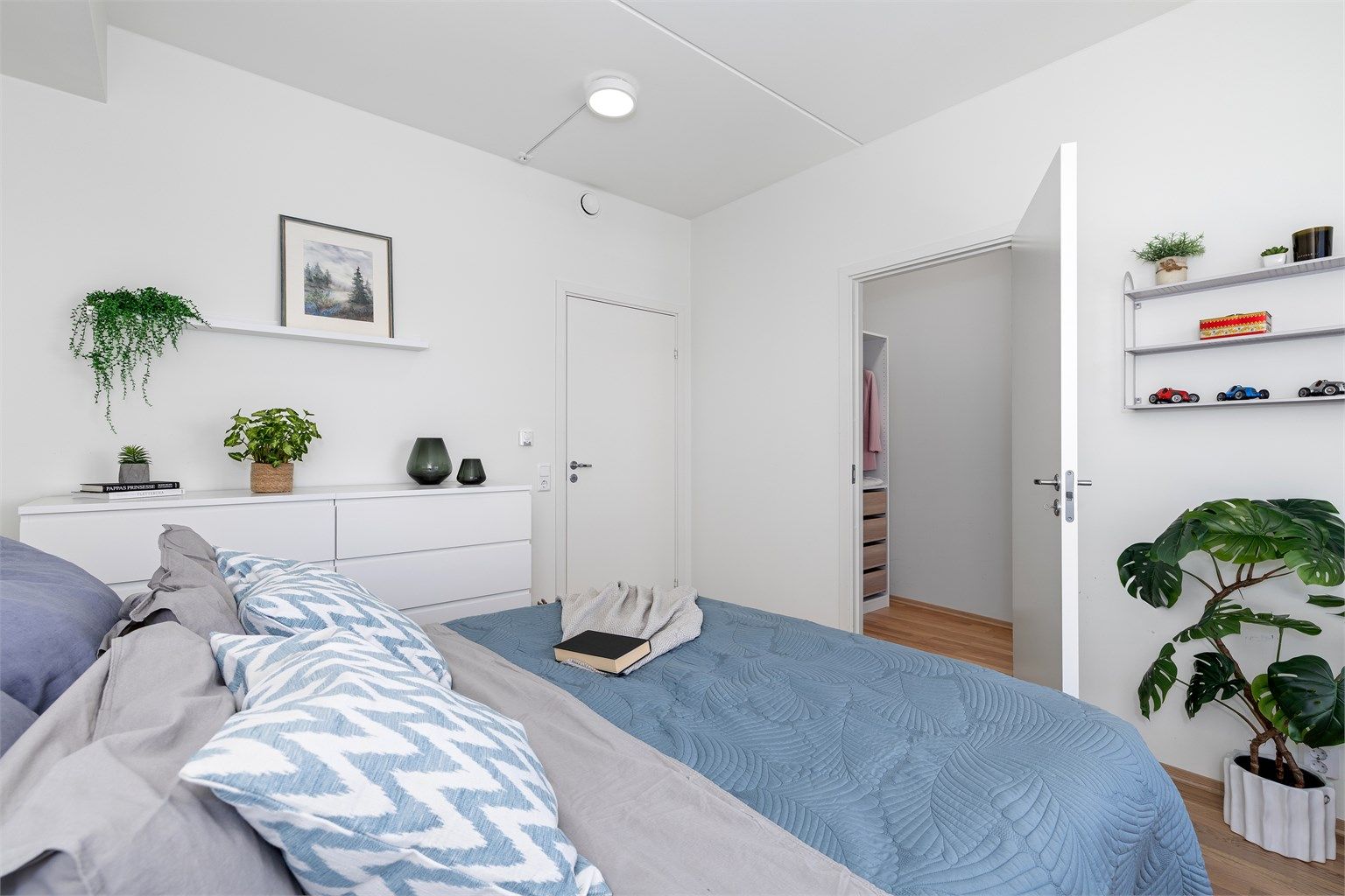 Romslig hovedsoverom med god plass til dobbeltseng og adkomst til eget walk-in closet.