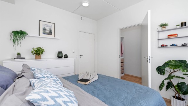 Romslig hovedsoverom med god plass til dobbeltseng og adkomst til eget walk-in closet.