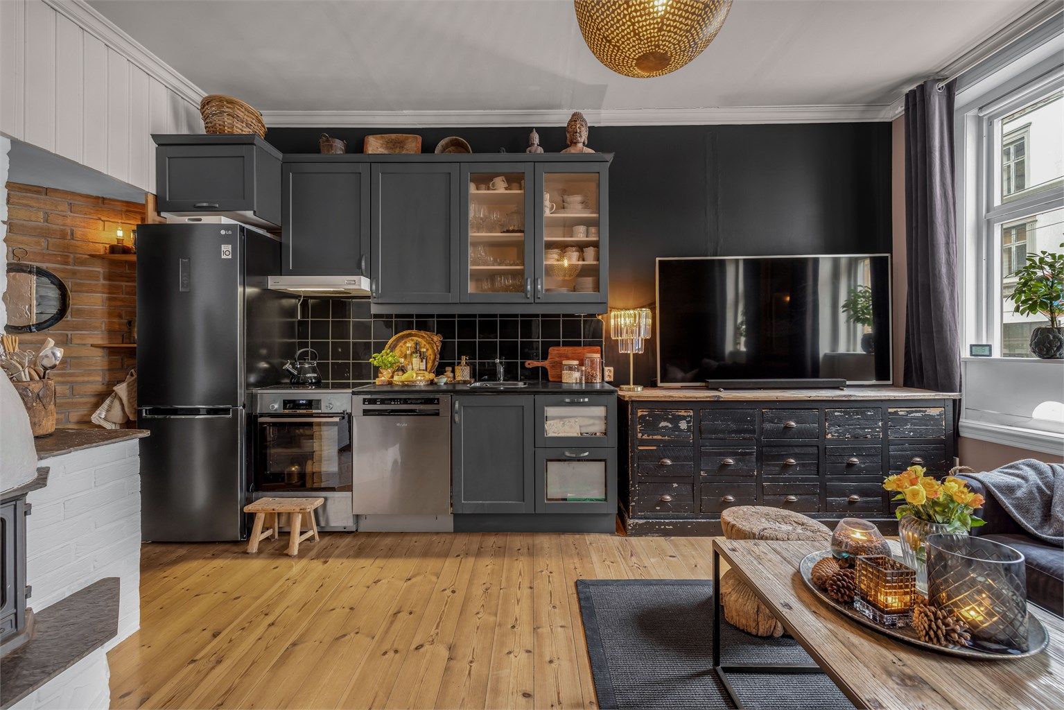 Leiligheten er holdt i dempede farger og fremstår som lun og hyggelig.