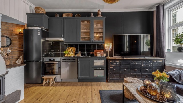 Leiligheten er holdt i dempede farger og fremstår som lun og hyggelig.