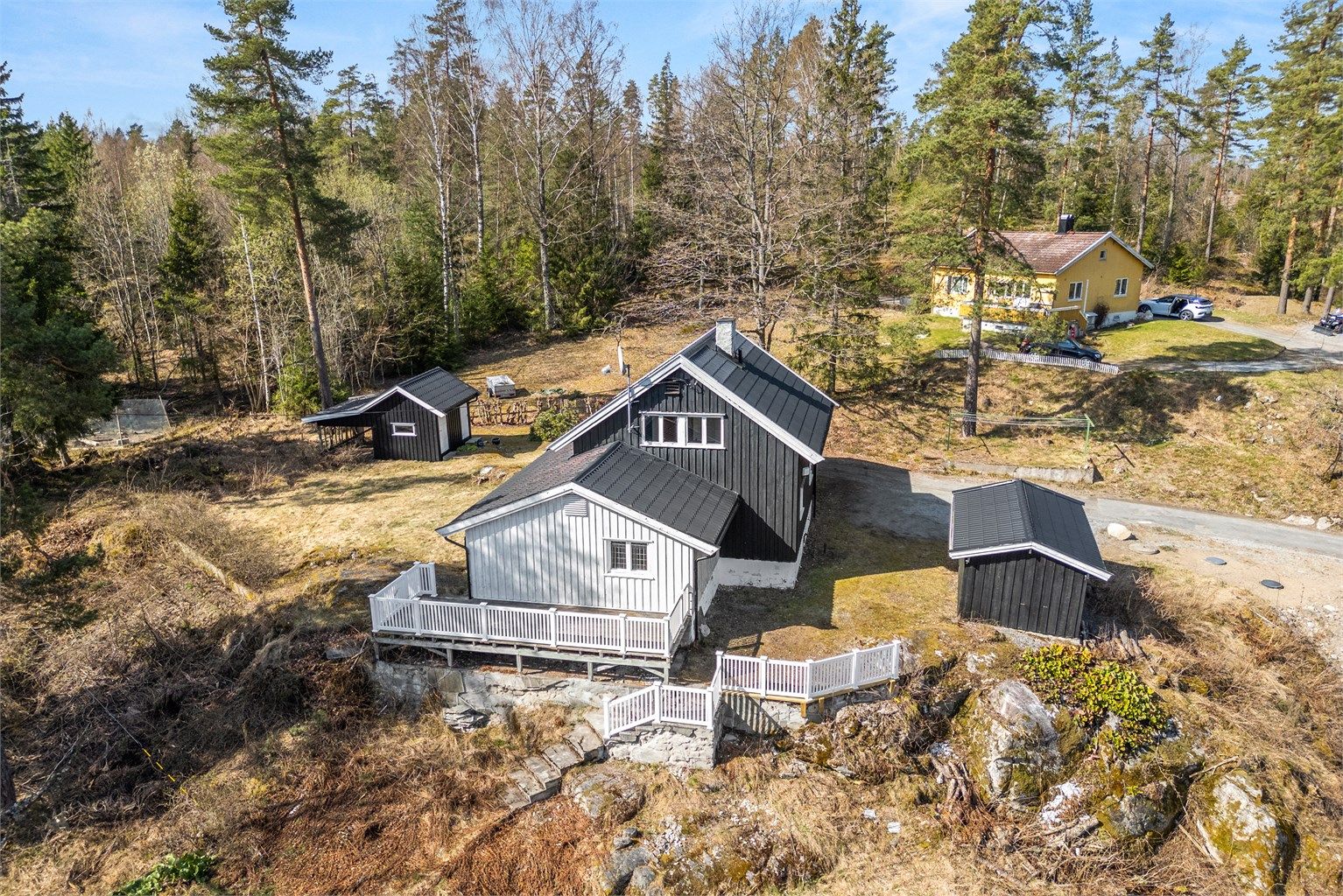 Drone- terrasse på ca 38 kvm med adkomst fra stue. Både terrassen, hagedel og trapp har fått nytt rekkverk i 2026