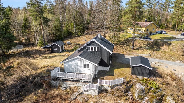 Drone- terrasse på ca 38 kvm med adkomst fra stue. Både terrassen, hagedel og trapp har fått nytt rekkverk i 2026