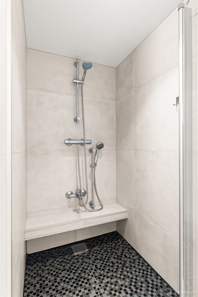 Dusjnisjen har en praktisk, innebygget benk.